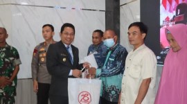 Bupati Balangan, Abdul Hadi bersama Kapolres Balangan, AKBP Riza Muttaqin secara simbolis mengawasi kegiatan Bansos dan Baksos serentak yang diserahkan kepada perwakilan warga di Aula Pesat Gatra Polres Balangan, Selasa (25/6/2024). (SuarIndonesia/Adv)