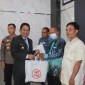 Bupati Balangan, Abdul Hadi bersama Kapolres Balangan, AKBP Riza Muttaqin secara simbolis mengawasi kegiatan Bansos dan Baksos serentak yang diserahkan kepada perwakilan warga di Aula Pesat Gatra Polres Balangan, Selasa (25/6/2024). (SuarIndonesia/Adv)