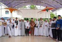 Sekdako (Sekretaris Daerah Kota) Banjarmasin, Ikhsan Budiman menyambut ratusan jemaah haji kloter pertama di Masjid Sabilal Muhtadin, Selasa (25/6/2024). (SuarIndonesia/Ist)