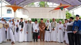 Sekdako (Sekretaris Daerah Kota) Banjarmasin, Ikhsan Budiman menyambut ratusan jemaah haji kloter pertama di Masjid Sabilal Muhtadin, Selasa (25/6/2024). (SuarIndonesia/Ist)
