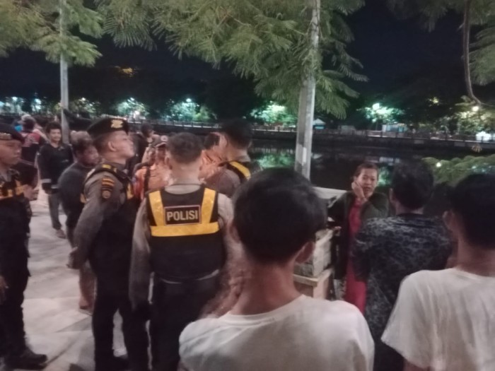 Akhmad Ali Yusran (23), teNggelam ketika hendak mencuci tangan di Sungai Martapura, yang berada di Jalan Jenderal Sudirman tepatnya di O Km Banjarmasin Tengah. Selasa (25/6/2024) malam, sekitar pukul 22.00 WITA. (SuarIndonesia/DO)