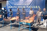Jutaan batang rokok dan 1.500 liter minuman keras (miras), Rabu (26/06/2024) dimusnahkan  oleh pihak Kantor Pengawasan dan Pelayanan Bea dan Cukai Banjarmasin/(SuarIndonesia/DO)