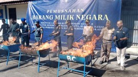 Jutaan batang rokok dan 1.500 liter minuman keras (miras), Rabu (26/06/2024) dimusnahkan  oleh pihak Kantor Pengawasan dan Pelayanan Bea dan Cukai Banjarmasin/(SuarIndonesia/DO)