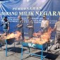 Jutaan batang rokok dan 1.500 liter minuman keras (miras), Rabu (26/06/2024) dimusnahkan  oleh pihak Kantor Pengawasan dan Pelayanan Bea dan Cukai Banjarmasin/(SuarIndonesia/DO)