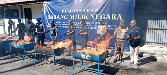Jutaan batang rokok dan 1.500 liter minuman keras (miras), Rabu (26/06/2024) dimusnahkan  oleh pihak Kantor Pengawasan dan Pelayanan Bea dan Cukai Banjarmasin/(SuarIndonesia/DO)