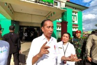 Jokowi usai melaksanakan kunjungan di Pasar Kasongan dan RSUD Mas Amsyar Kasongan, Rabu (26/6/2024). [ANTARA/Naslee]