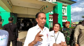 Jokowi usai melaksanakan kunjungan di Pasar Kasongan dan RSUD Mas Amsyar Kasongan, Rabu (26/6/2024). [ANTARA/Naslee]