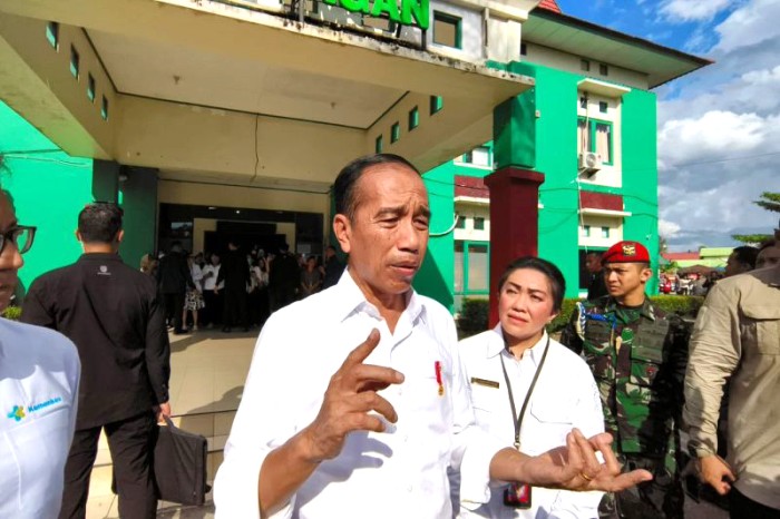 Jokowi usai melaksanakan kunjungan di Pasar Kasongan dan RSUD Mas Amsyar Kasongan, Rabu (26/6/2024). [ANTARA/Naslee]