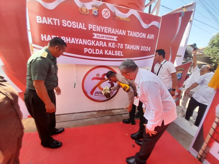 Polresta Banjarmasin dengan pembangunan fasilitas penambungan air bersih di Jalan Gubernur Soebarjo Klurahan Basirih Banjarmasin Barat, Rabu (26/6/2024) SuarIndonesia/YI)