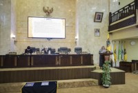 -Gubernur Kalimantan Selatan (Kalsel), H. Sahbirin Noor, melalui Sekretaris Daerah Kalsel, Ir. Roy Rizali Anwar, S.T., M.T. memberikan jawaban atas pandangan umum fraksi-fraksi Dewan Perwakilan Rakyat Daerah (DPRD) Kalsel, mengenai empat buah rancangan peraturan daerah (raperda), pada Rapat Paripurna
Rabu (26/6/2024) (SuarIndonesia/Ist).