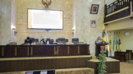 -Gubernur Kalimantan Selatan (Kalsel), H. Sahbirin Noor, melalui Sekretaris Daerah Kalsel, Ir. Roy Rizali Anwar, S.T., M.T. memberikan jawaban atas pandangan umum fraksi-fraksi Dewan Perwakilan Rakyat Daerah (DPRD) Kalsel, mengenai empat buah rancangan peraturan daerah (raperda), pada Rapat Paripurna
Rabu (26/6/2024) (SuarIndonesia/Ist).