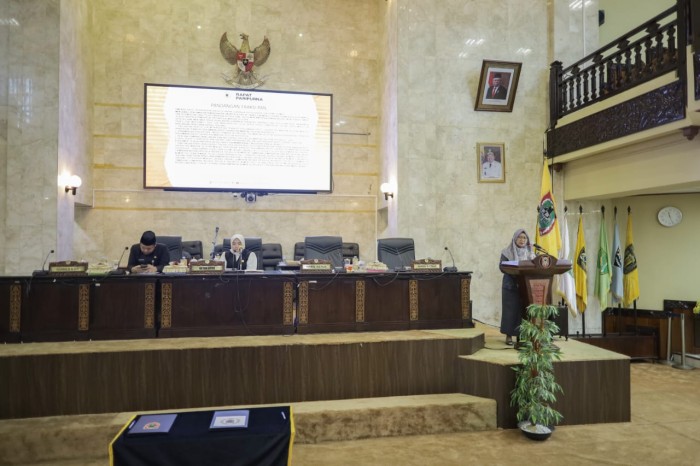 -Gubernur Kalimantan Selatan (Kalsel), H. Sahbirin Noor, melalui Sekretaris Daerah Kalsel, Ir. Roy Rizali Anwar, S.T., M.T. memberikan jawaban atas pandangan umum fraksi-fraksi Dewan Perwakilan Rakyat Daerah (DPRD) Kalsel, mengenai empat buah rancangan peraturan daerah (raperda), pada Rapat Paripurna
Rabu (26/6/2024) (SuarIndonesia/Ist).