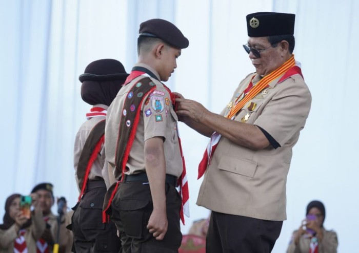 Gubernur Kalsel, H. Sahbirin Noor selaku Ketua Majelis Pembimbing Daerah (Mabida) Kwartir Daerah (Kwarda) Pramuka Kalsel, membuka resmi Kemah Besar Penggalang (Kemsarlang) Tingkat Daerah Kalsel Tahun 2024 di Alam Roh 20 Desa Kiram, Kabupaten Banjar, Kamis (27/6/2024). (SuarIndonesia/Adv)