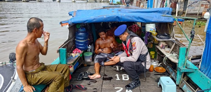 Polisi memintai keterangan kepada pemilik kelotok yang pertama temukan jasad di Sungai Marrtapura, Minggu (30/6/2024) SuarIndonesia/(DO)