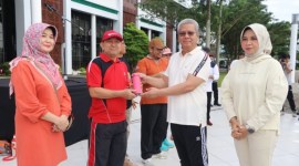 Pj Gubernur Kalbar Harisson membagikan tumbler kepada ASN yang ada di lingkungan Pemprov Kalbar pada kegiatan peringatan Hari Lingkungan Hidup Sedunia yang dilaksanakan di halaman Kantor Gubernur Kalbar, Jumat (7/6/2024). [ANTARA/Rendra Oxtora]