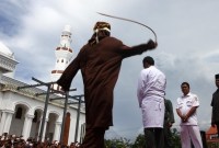 Foto Ilustrasi. Sebanyak 172 pemain judi online yang ditangkap Polda Aceh akan dijerat hukuman cambuk. [CNNIndonesia/Irwansyah Putra]