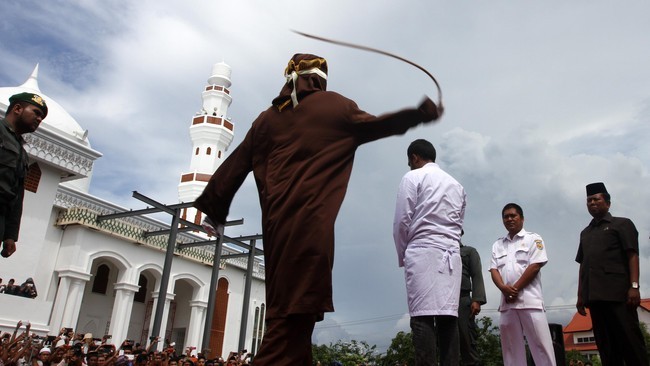 Foto Ilustrasi. Sebanyak 172 pemain judi online yang ditangkap Polda Aceh akan dijerat hukuman cambuk. [CNNIndonesia/Irwansyah Putra]