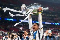 Real Madrid juara Liga Champions 2023/24 usai kalahkan Dortmund 2-0
Pemain Real Madrid Jude Bellingham mengangkat tropi usai memenangi laga melawan Borussia Dortmund pada final Liga Champions 2023/2024 di Wembley Stadium, London, Inggris, Minggu (2/6/2024) dinihari WIB.(SuarIndonesia/ ANTARA FOTO/PETTER ARVIDSON/Bildbyran/Sipa U/Bildbyran/rwa