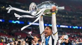 Real Madrid juara Liga Champions 2023/24 usai kalahkan Dortmund 2-0
Pemain Real Madrid Jude Bellingham mengangkat tropi usai memenangi laga melawan Borussia Dortmund pada final Liga Champions 2023/2024 di Wembley Stadium, London, Inggris, Minggu (2/6/2024) dinihari WIB.(SuarIndonesia/ ANTARA FOTO/PETTER ARVIDSON/Bildbyran/Sipa U/Bildbyran/rwa