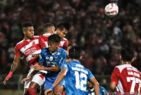 Pesepak bola Madura United Fachruddin Wahyudi Aryanto (ketiga kiri) berebut bola dengan pesepak bola Persib Bandung Febri Hariyadi (kedua kiri) pada pertandingan leg kedua Final Championship Series BRI Liga 1 di Stadion Gelora Bangkalan, Bangkalan, Jawa Timur, Jumat (31/5/2024). (SuarIndonesia/ANTARA FOTO/Rizal Hanafi/nym.