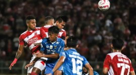 Pesepak bola Madura United Fachruddin Wahyudi Aryanto (ketiga kiri) berebut bola dengan pesepak bola Persib Bandung Febri Hariyadi (kedua kiri) pada pertandingan leg kedua Final Championship Series BRI Liga 1 di Stadion Gelora Bangkalan, Bangkalan, Jawa Timur, Jumat (31/5/2024). (SuarIndonesia/ANTARA FOTO/Rizal Hanafi/nym.