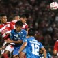 Pesepak bola Madura United Fachruddin Wahyudi Aryanto (ketiga kiri) berebut bola dengan pesepak bola Persib Bandung Febri Hariyadi (kedua kiri) pada pertandingan leg kedua Final Championship Series BRI Liga 1 di Stadion Gelora Bangkalan, Bangkalan, Jawa Timur, Jumat (31/5/2024). (SuarIndonesia/ANTARA FOTO/Rizal Hanafi/nym.