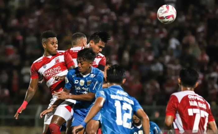 Pesepak bola Madura United Fachruddin Wahyudi Aryanto (ketiga kiri) berebut bola dengan pesepak bola Persib Bandung Febri Hariyadi (kedua kiri) pada pertandingan leg kedua Final Championship Series BRI Liga 1 di Stadion Gelora Bangkalan, Bangkalan, Jawa Timur, Jumat (31/5/2024). (SuarIndonesia/ANTARA FOTO/Rizal Hanafi/nym.