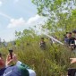 Badan Restorasi Gambut dan Mangrove (BRGM) mengenalkan pengelolaan gambut pada pemuda melalui program Ekspedisi Sobat Muda Menyusuri Gambut dan Tur Media yang dipusatkan di Kabupaten Pulang Pisau, Kalimantan Tengah (Kalteng), Jumat (6/21/2024). [ANTARA/Rendhik Andika]