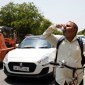 Seorang pria meminum minuman dingin yang ditawarkan oleh penduduk setempat pada hari musim panas saat gelombang panas terjadi di Narela, New Delhi, India, Minggu (2/6/2024). [Reuters]