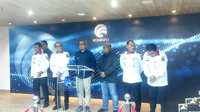 Direktur Network & IT Solution PT Telkom, Herlan Wijanarko (tiga dari kanan), saat jumpa pers di Kemenkominfo, Jakarta, Rabu (26/6/2024). [detikcom/Brigitta Belia]