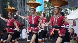 
Penampilan tari gasing dari Kota Pontianak Kalbar dalam ajang Festival Seni Budaya Nusantara. [ANTARA/HO-Diskominfo Pontianak]