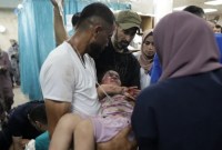 Warga Palestina yang terluka akibat pemboman Israel di Jalur Gaza tiba di Rumah Sakit al-Aqsa di Deir al Balah pada Sabtu (8/6/2024) waktu setempat. [AP Photo/Jehad Alshrafi]