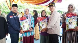 Sekda Kalteng Nuryakin (kiri) dan Sekda Barito Timur Panahan Moetar secara simbolis menyerahkan sembako kepada masyarakat Ampah pada Gerakan Pangan Murah (GPM) atau pasar murah di halaman SMAN 1 Dusun Tengah, di Ampah Kota Kecamatan Dusun Tengah, Kamis (13/6/2014). [ANTARA/HO-Diskominfo Barito Timur]