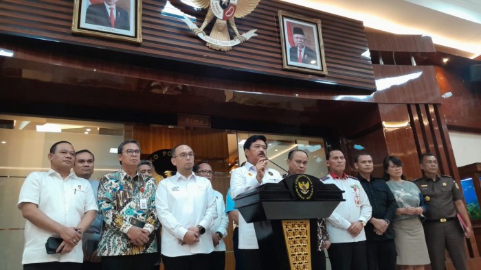 Menko Polhukam Hadi Tjahjanto bersama jajaran satgas Pemberantasan Judol dalam Konferensi Pers di gedung Kemenko Polhukam, Jakarta Pusat, Rabu, 19/6/2024. [Forum Keadilan/Novia Suhari]
