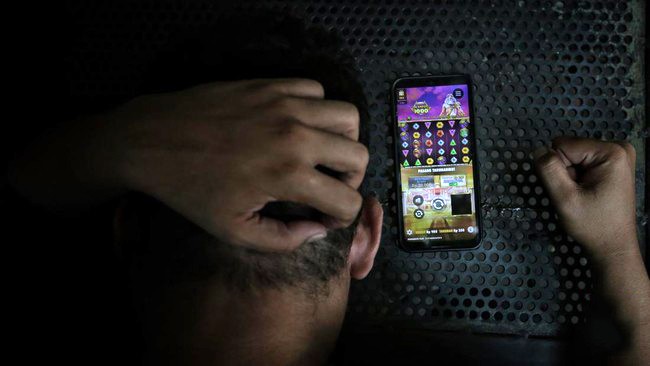Foto Ilustrasi -- Pemerintah saat ini memegang data hingga nama lengkap dan nomor telepon 164 wartawan yang telah melakukan 6.899 transaksi senilai Rp1,4 miliar. [CNNIndonesia/Adhi W]
