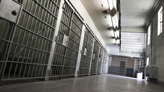 Foto Ilustrasi -- Briptu FN ditahan di ruang khusus yakni di pusat pelayanan terpadu RS Bhayangkara Polda Jawa Timur bersama ketiga anaknya [iStock/powerofforever]