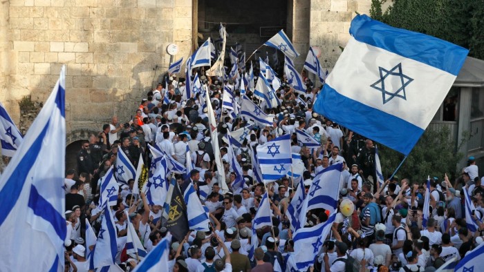 Lebih dari seribu pemukim Israel menyerbu halaman Masjid Al-Aqsa di Yerusalem Timur yang diduduki di bawah perlindungan polisi pada Rabu (5/6/2024) pagi. [AHMAD GHARABLI/AFP VIA GETTY IMAGES]