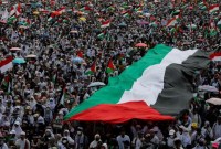 Ribuan masyarakat dari sejumlah elemen menggelar Aksi Bela Palestina di kawasan Monas, Jakarta, Minggu (5/11/2023). Aksi yang diinisiasi Majelis Ulama Indonesia (MUI) ini dimulai pukul 06.00 WIB. Massa Aksi Bela Palestina mendesak Mahkamah Internasional menangkap PM Israel Benyamin Netanyahu atas kejahatan perang di Gaza, Palestina. [REUTERS/Willy Kurniawan]