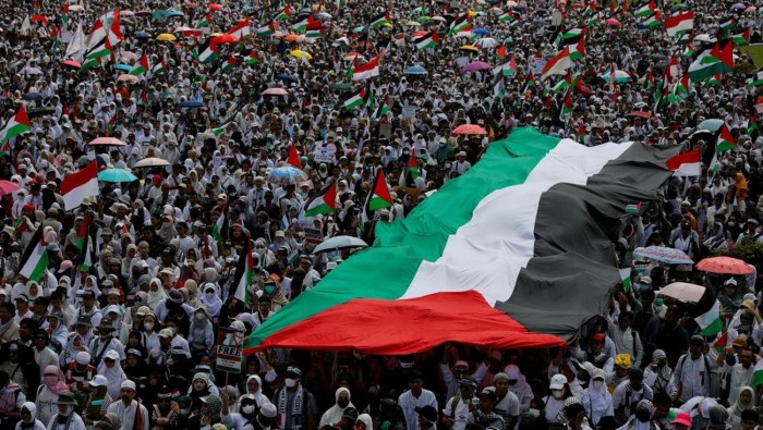 Ribuan masyarakat dari sejumlah elemen menggelar Aksi Bela Palestina di kawasan Monas, Jakarta, Minggu (5/11/2023). Aksi yang diinisiasi Majelis Ulama Indonesia (MUI) ini dimulai pukul 06.00 WIB. Massa Aksi Bela Palestina mendesak Mahkamah Internasional menangkap PM Israel Benyamin Netanyahu atas kejahatan perang di Gaza, Palestina. [REUTERS/Willy Kurniawan]