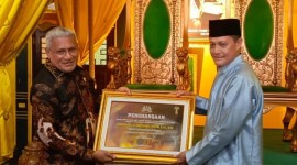 Kepala BNN (kiri) menerima penghargaan dari Sultan Pontianak, Selasa (4/6/2024). [ANTARA/Dedi]