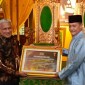 Kepala BNN (kiri) menerima penghargaan dari Sultan Pontianak, Selasa (4/6/2024). [ANTARA/Dedi]