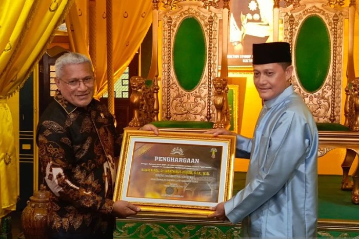 Kepala BNN (kiri) menerima penghargaan dari Sultan Pontianak, Selasa (4/6/2024). [ANTARA/Dedi]