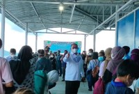 Foto Ilustrasi - Kepala BP3MI Kaltara, Kombes Pol F Jaya Ginting (tengah) menyambut Pekerja Migran Indonesia (PMI) dari Malaysia di Pelabuhan Tunon Taka Nunukan, Kabupaten Nunukan. [ANTARA/HO-BP3MI Kaltara]