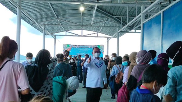 Foto Ilustrasi - Kepala BP3MI Kaltara, Kombes Pol F Jaya Ginting (tengah) menyambut Pekerja Migran Indonesia (PMI) dari Malaysia di Pelabuhan Tunon Taka Nunukan, Kabupaten Nunukan. [ANTARA/HO-BP3MI Kaltara]