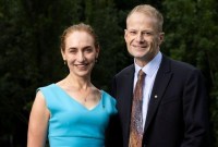 Dua peneliti kanker, Profesor Georgina Long (kiri) dan Profesor Richard Scolyer (kanan), diberi penghargaan sebagai Warga Australia Terbaik 2024. [Getty Images]