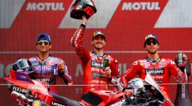 Pebalap Ducati Francesco Bagnaia bersama Jorge Martin dan Enea Bastianini di podium juara MotoGP Belanda 2024. [Reuters]