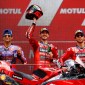 Pebalap Ducati Francesco Bagnaia bersama Jorge Martin dan Enea Bastianini di podium juara MotoGP Belanda 2024. [Reuters]