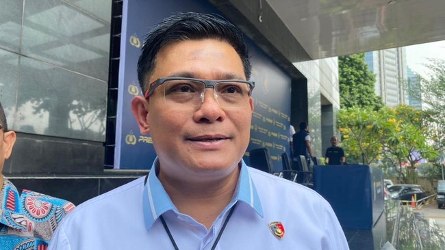 Kombes Ade Safri Simanjuntak mengatakan kasus dugaan pemerasan mantan Ketua KPK Firli Bahuri yang mereka usut beririsan dengan dugaan korupsi SYL. [detikcom/Wildan]