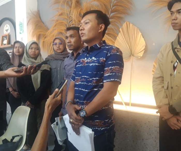 kuasa hukum korban dari Kantor JUSTITIA LAW FIRM & Co,Bernard Doni didampingi Muhammad Maulana, pada wartawan, Jumat (7/6/2024) (SuarIndonesia/ZI)