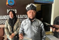 Nur Aisyah disampingi kuasa hukumnya ketika di Mapolda Kalsel, Senin (3/6/2024) (SuarIndonesia/ZI)